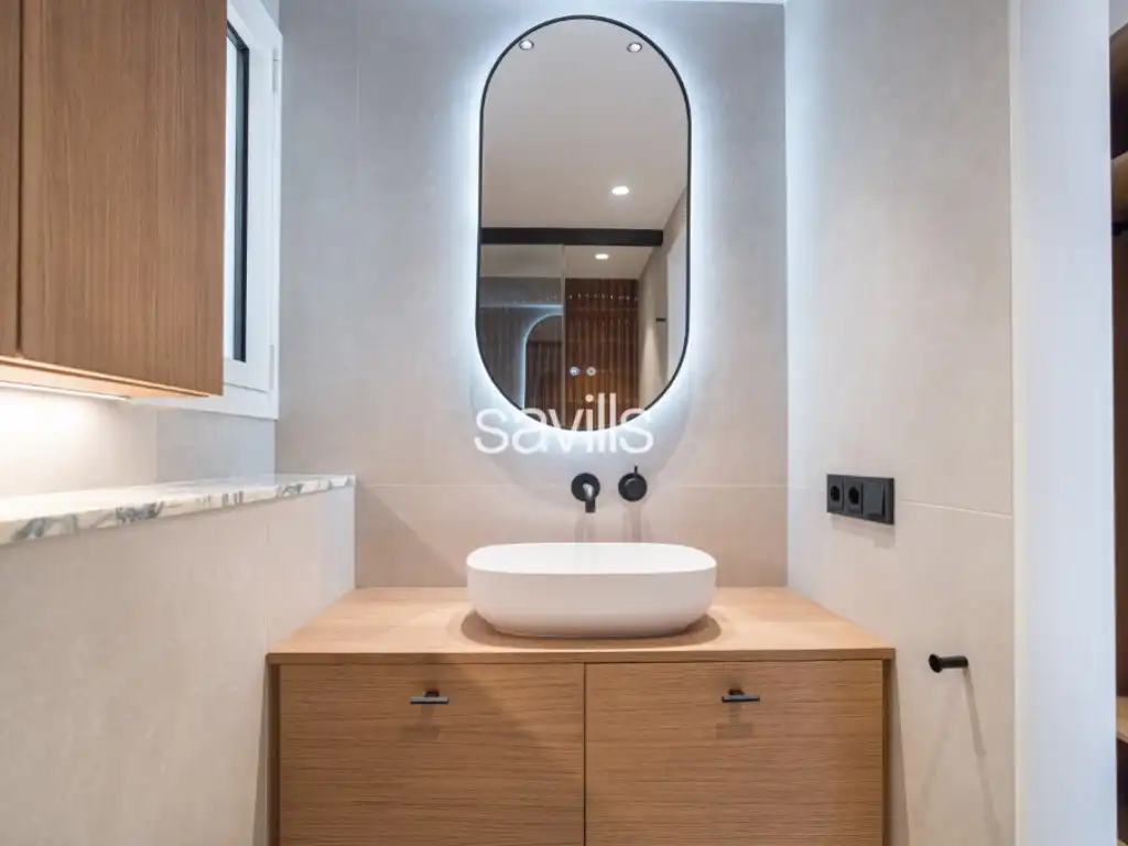 Badezimmer von Wohnungen zum Verkauf in Barcelona mit Klimaanlage, Möbliert und Balkon