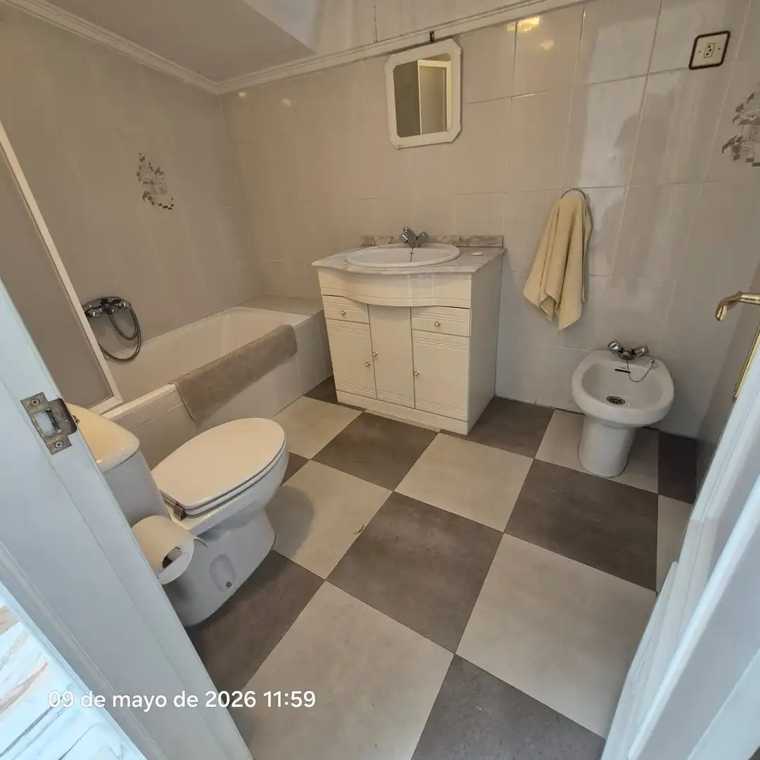 Bany de Casa o xalet en venda en San Andrés del Rabanedo amb Calefacció, Jardí privat i Parquet