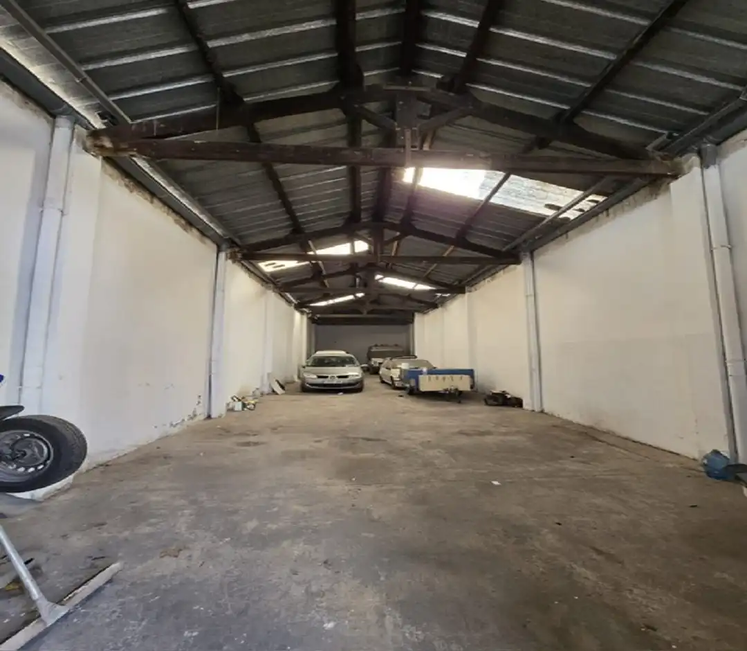 Parkplatz von Fabrikhallen zum Verkauf in L'Hospitalet de Llobregat mit Alarm