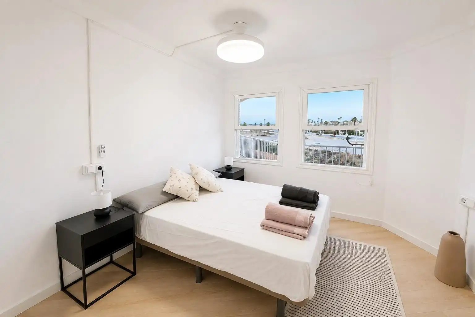 Dormitori de Apartament de lloguer en Torrevieja amb Aire condicionat, Calefacció i Terrassa