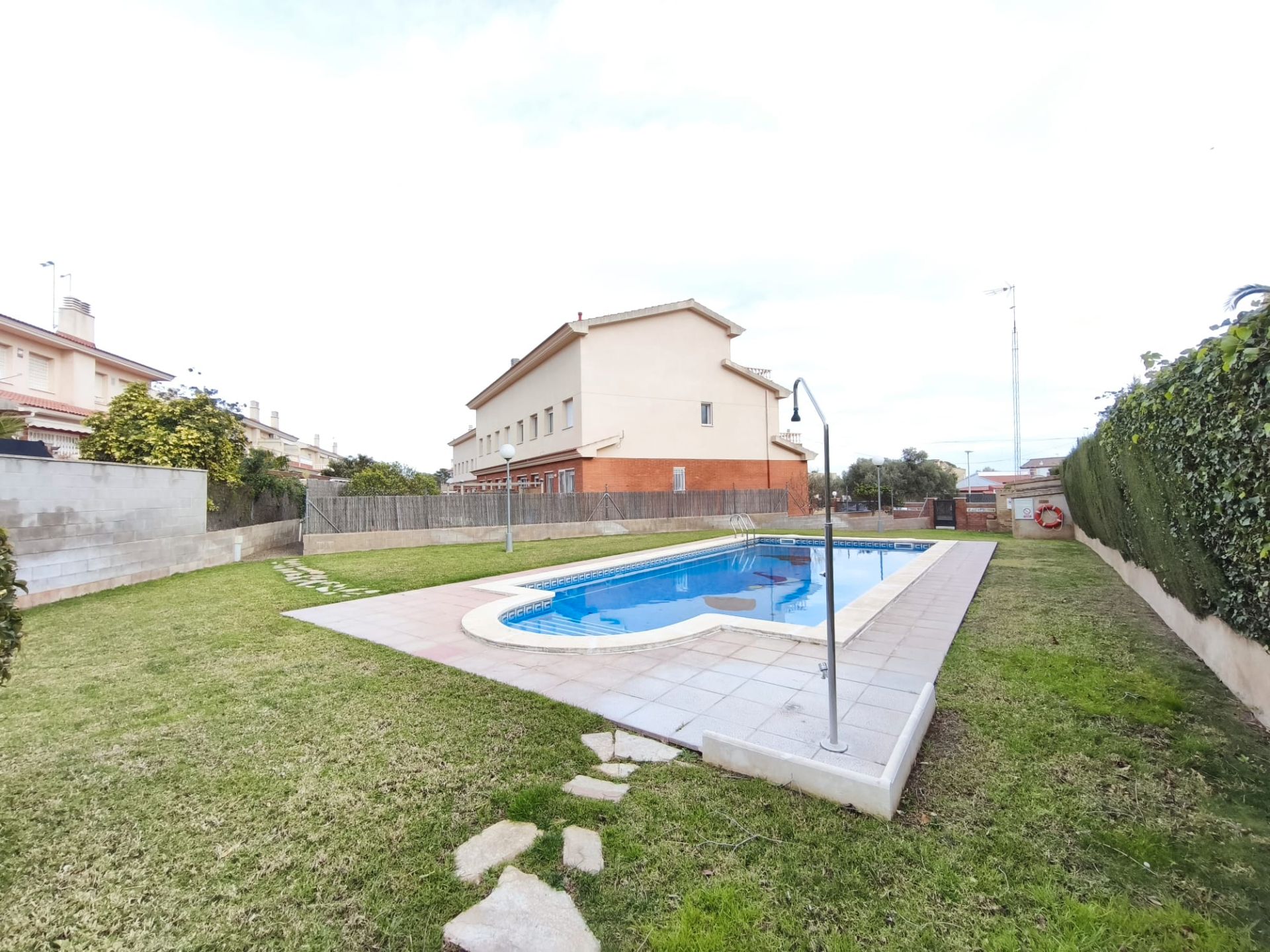 Piscina de Casa adosada en venda en Mont-roig del Camp amb Aire condicionat, Calefacció i Jardí privat