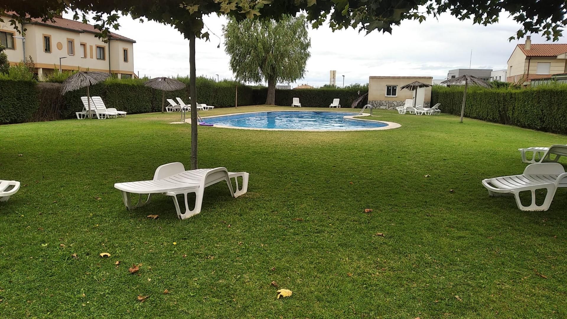 Piscina de Casa adosada en venda en Morales del Vino amb Calefacció, Jardí privat i Terrassa