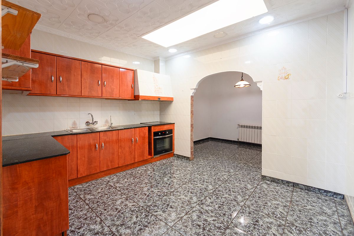 Cuina de Casa o xalet en venda en Sant Boi de Llobregat amb Aire condicionat, Calefacció i Terrassa