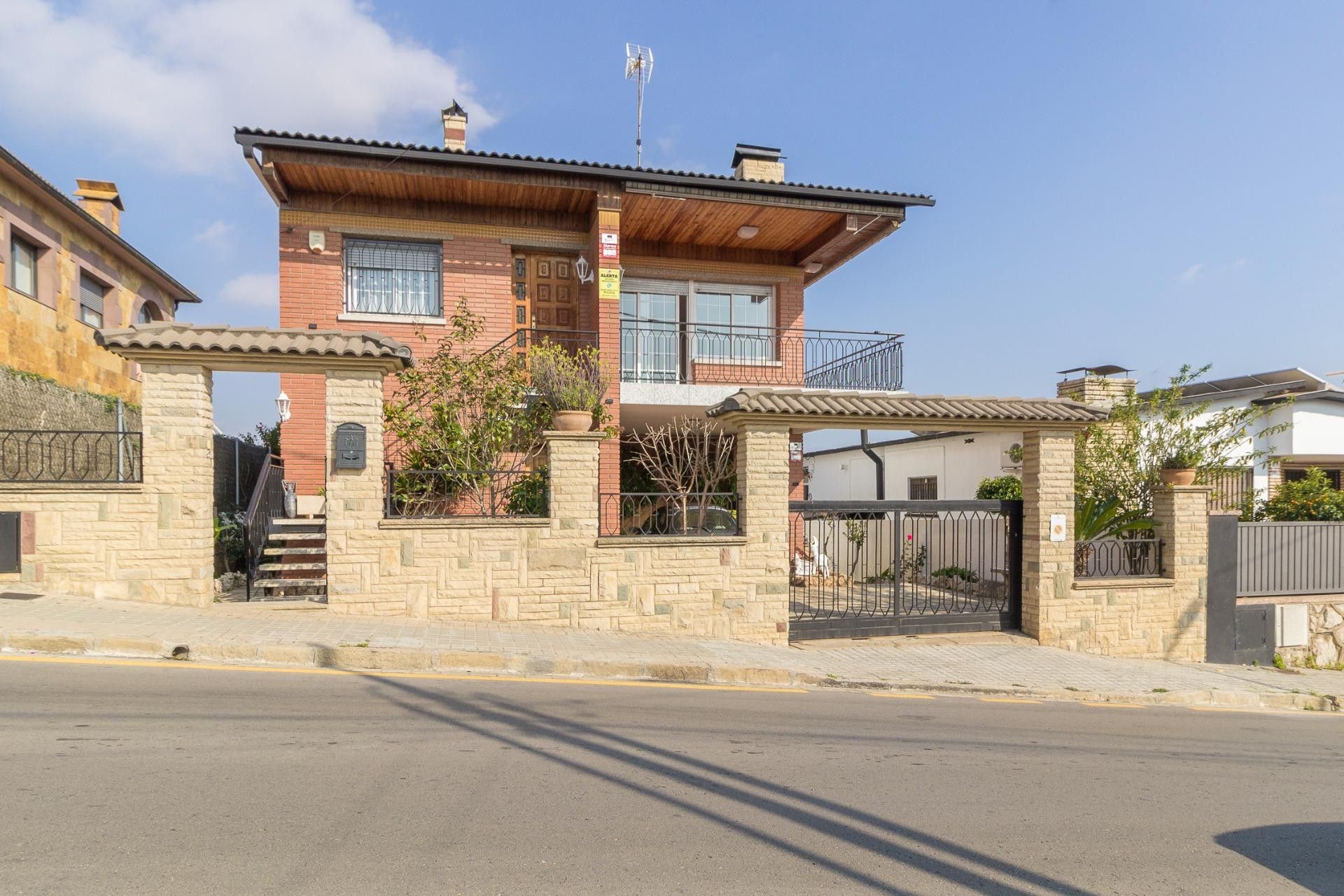 Vista exterior de Casa o xalet en venda en Viladecans amb Jardí privat, Balcó i Alarma