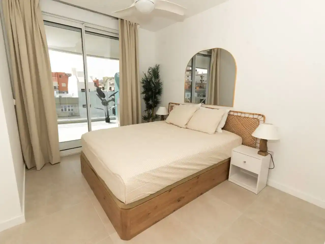 Dormitori de Apartament de lloguer en Fuengirola amb Aire condicionat, Piscina i Balcó