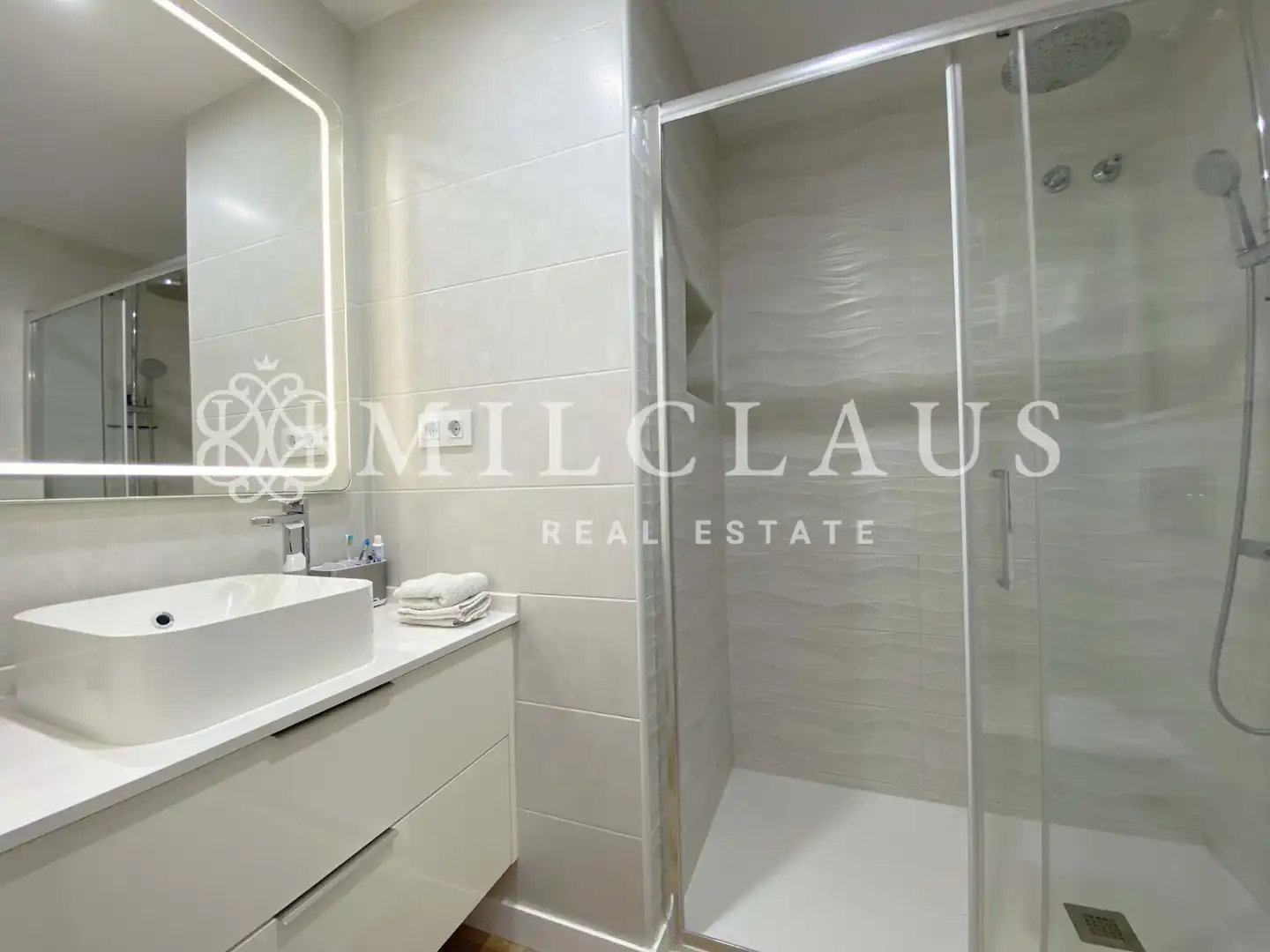 Badezimmer von Einfamilien-Reihenhaus zum Verkauf in L'Hospitalet de Llobregat mit Klimaanlage, Heizung und Parkett