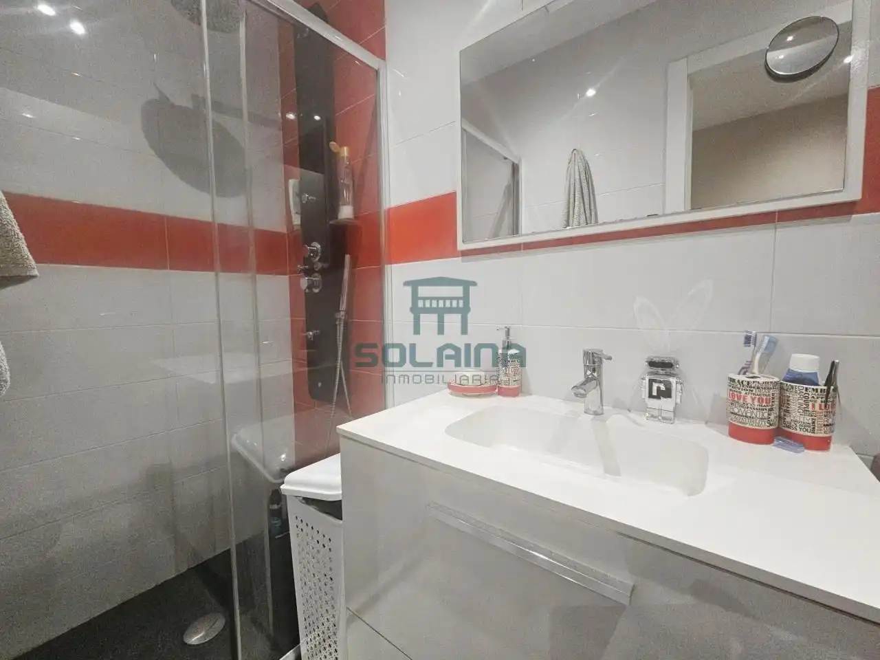 Badezimmer von Einfamilien-Reihenhaus zum Verkauf in Coles mit Heizung, Privatgarten und Möbliert