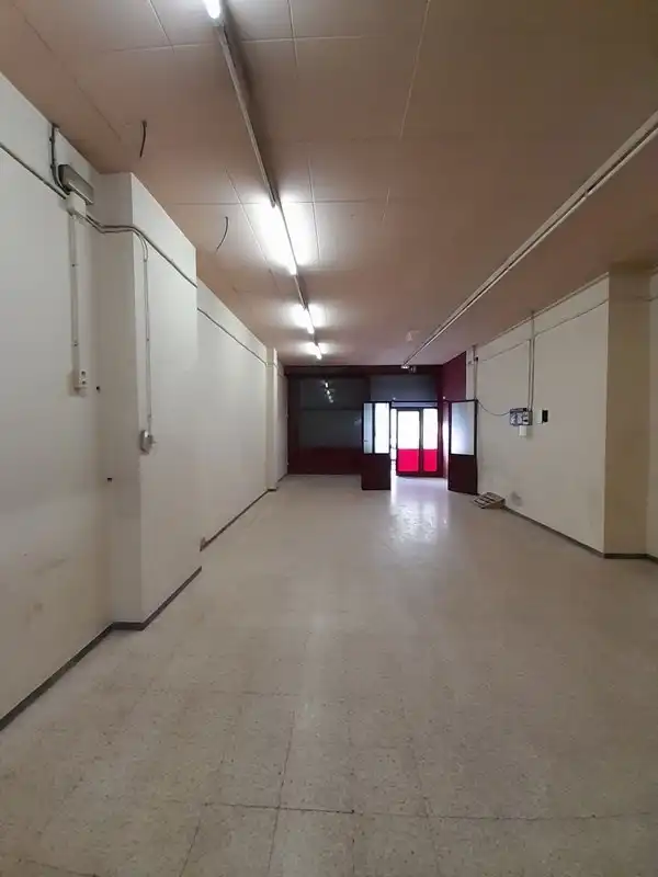 Fabrikhallen zur Miete in Olot