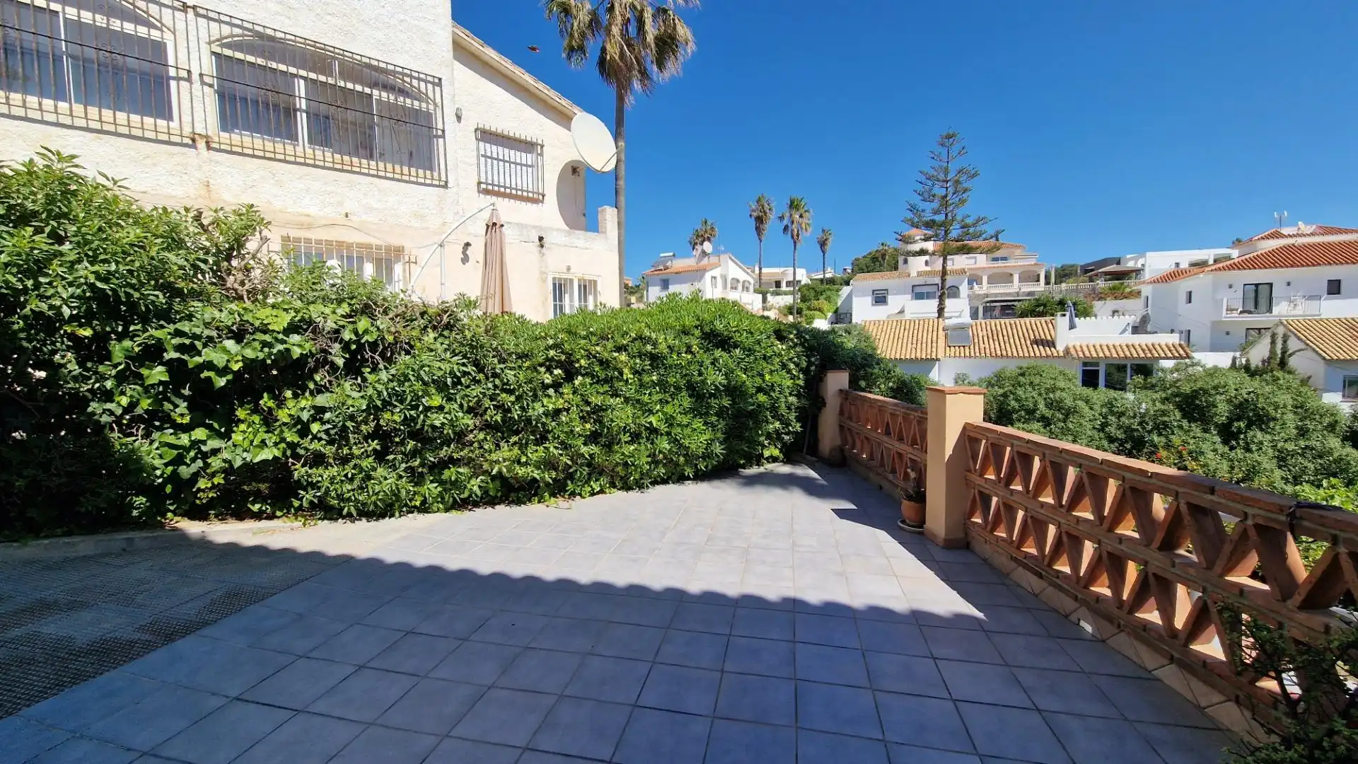 Vista exterior de Casa o xalet en venda en Mijas amb Aire condicionat, Jardí privat i Terrassa