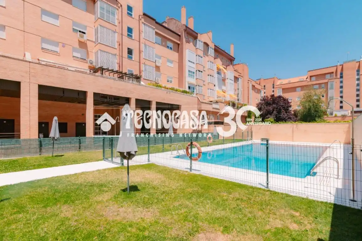 Piscina de Pis en venda en Madrid amb Parquet i Terrassa