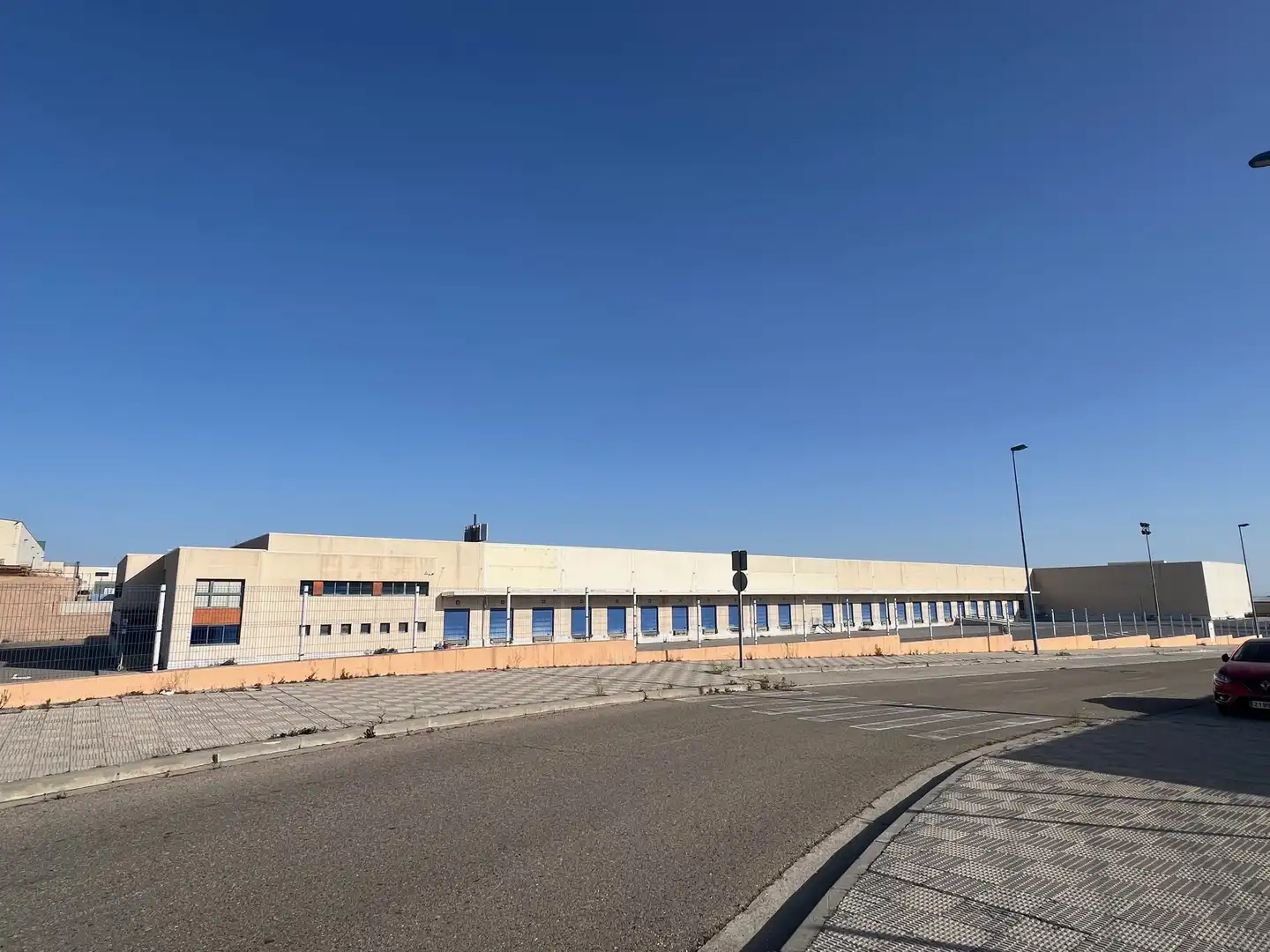 Vista exterior de Nave industrial de alquiler en La Muela