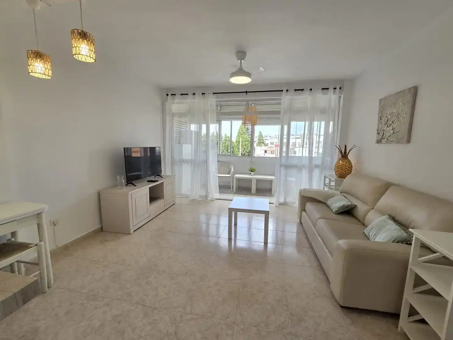 Sala d'estar de Pis de lloguer en Torremolinos amb Jardí privat, Piscina i Moblat