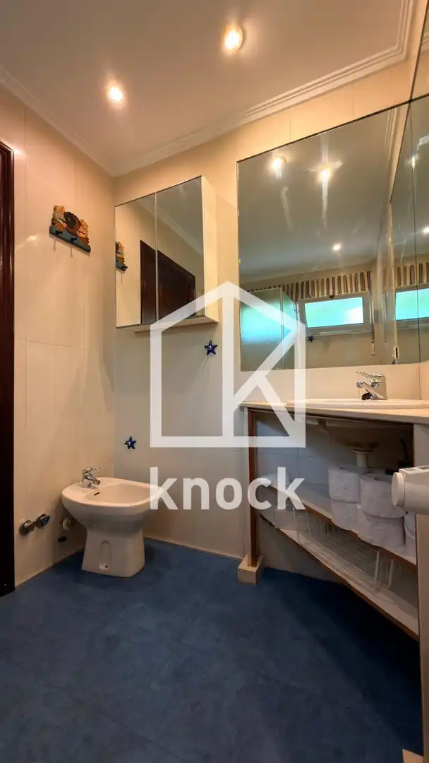 Bany de Casa o xalet en venda en Oviedo  amb Calefacció, Parquet i Terrassa