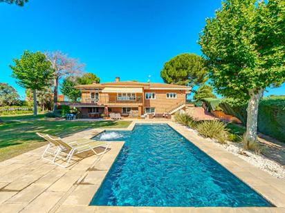 Jardí de Casa o xalet en venda en Boadilla del Monte amb Aire condicionat, Terrassa i Piscina