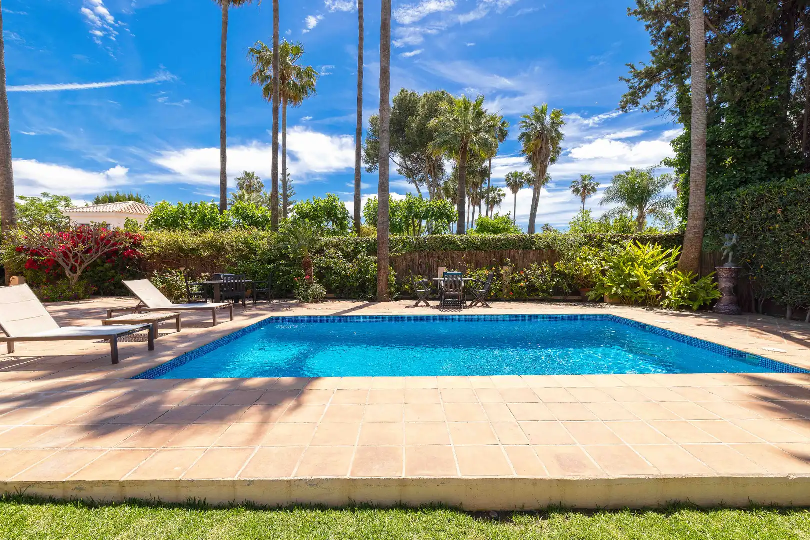 Piscina de Casa o xalet en venda en Málaga amb Aire condicionat, Calefacció i Jardí privat