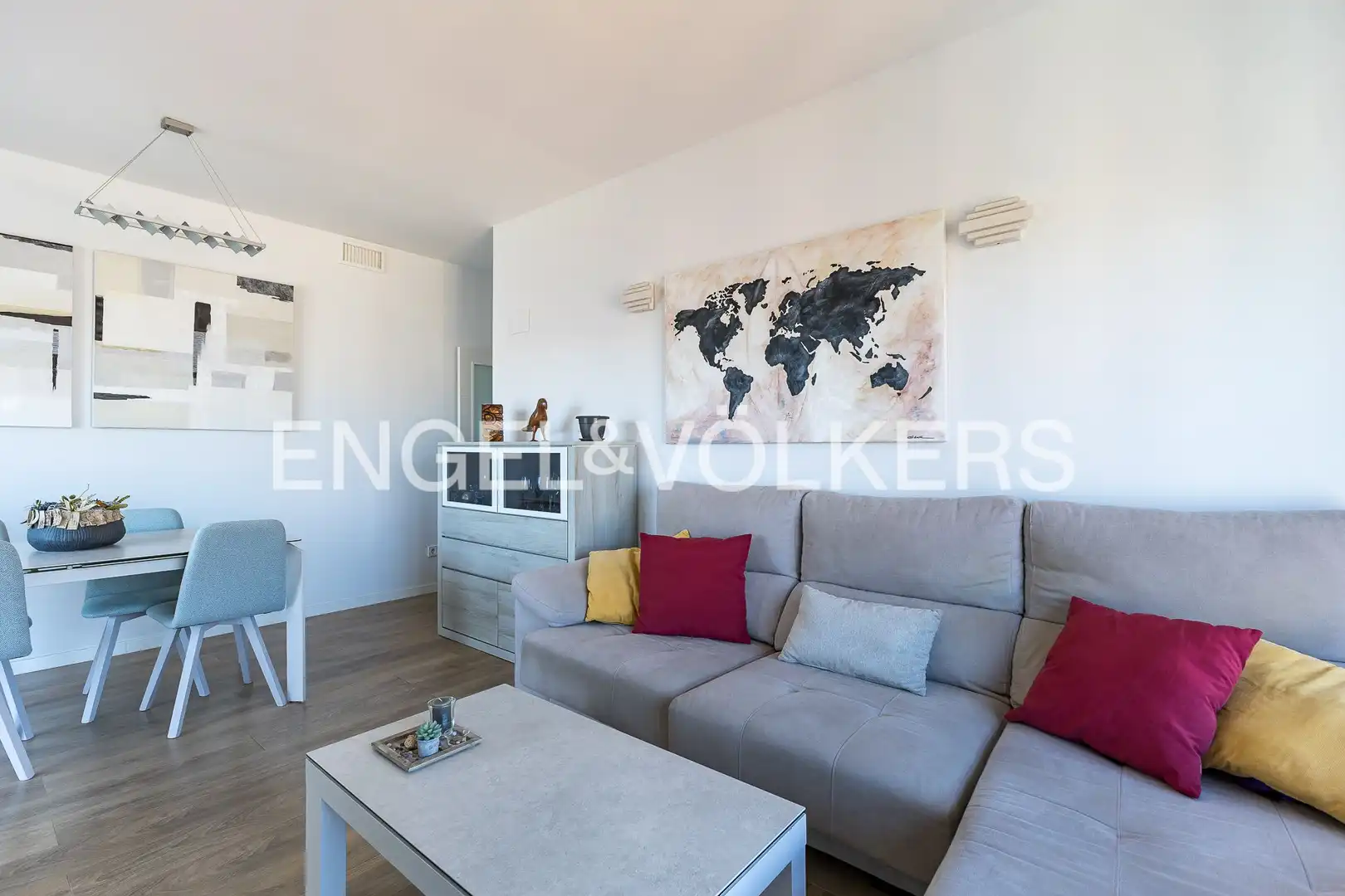 Living room of Flat for sale in L'Hospitalet de Llobregat  with Air Conditioner, Heating and Parquet flooring