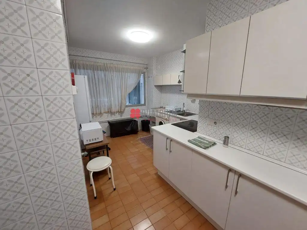 Cuina de Pis de lloguer en Santiago de Compostela  amb Calefacció, Parquet i Moblat