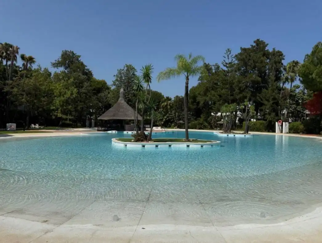 Piscina de Planta baixa en venda en Estepona amb Aire condicionat, Jardí privat i Terrassa