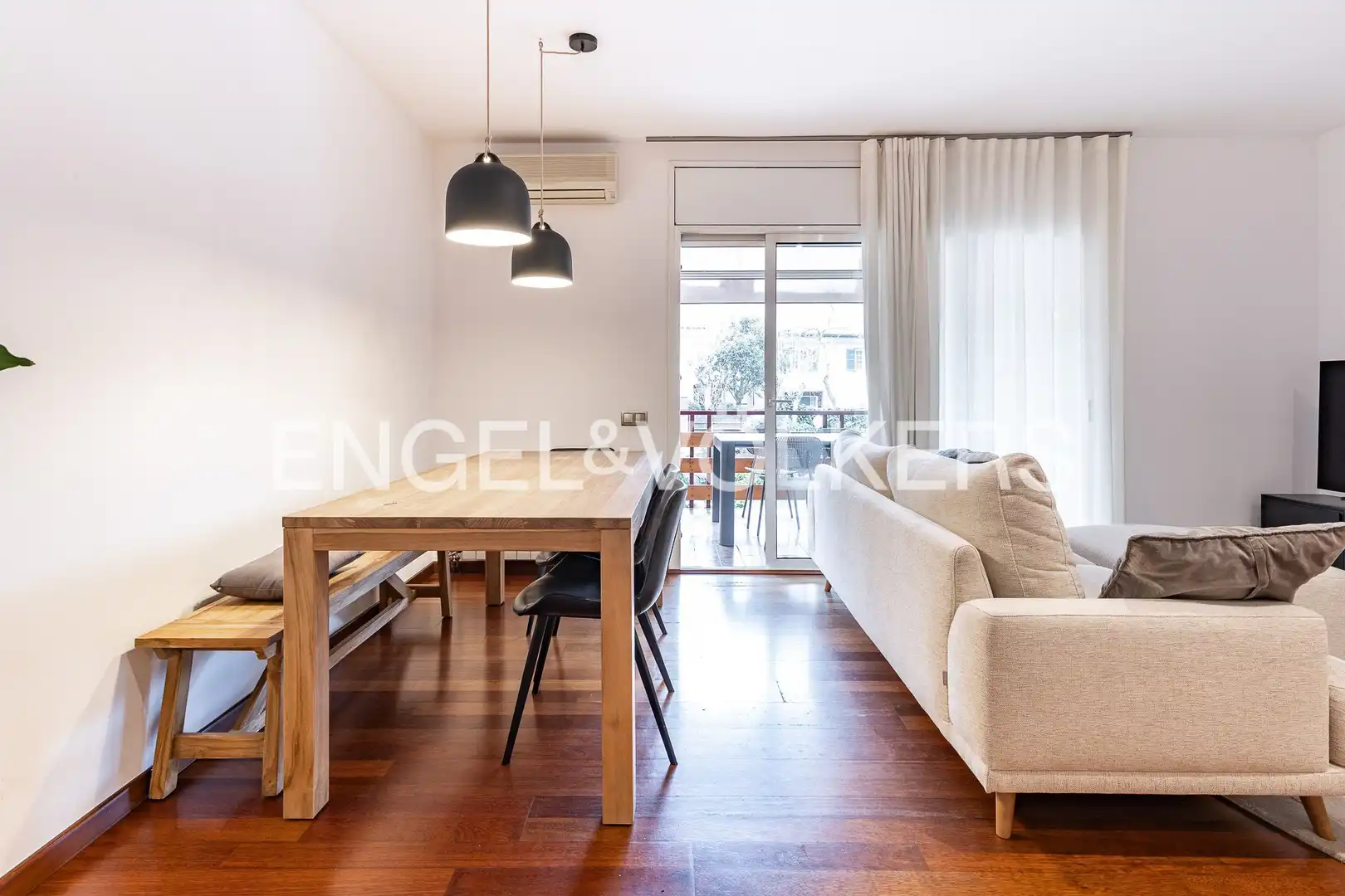 Vista exterior de Piso en venta en Sant Cugat del Vallès con Aire acondicionado, Calefacción y Jardín privado