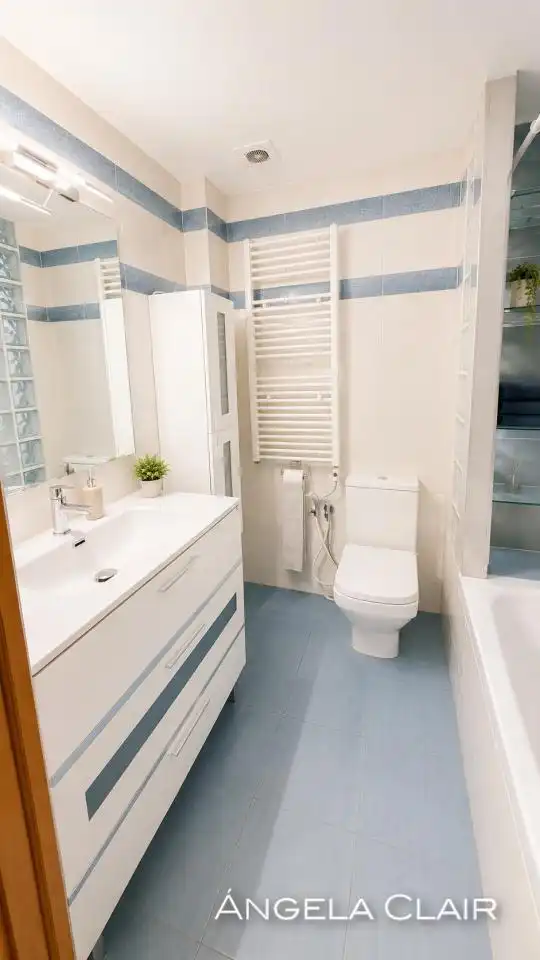 Bathroom of Flat for sale in Barcelona  with Air Conditioner, Heating and Parquet flooring