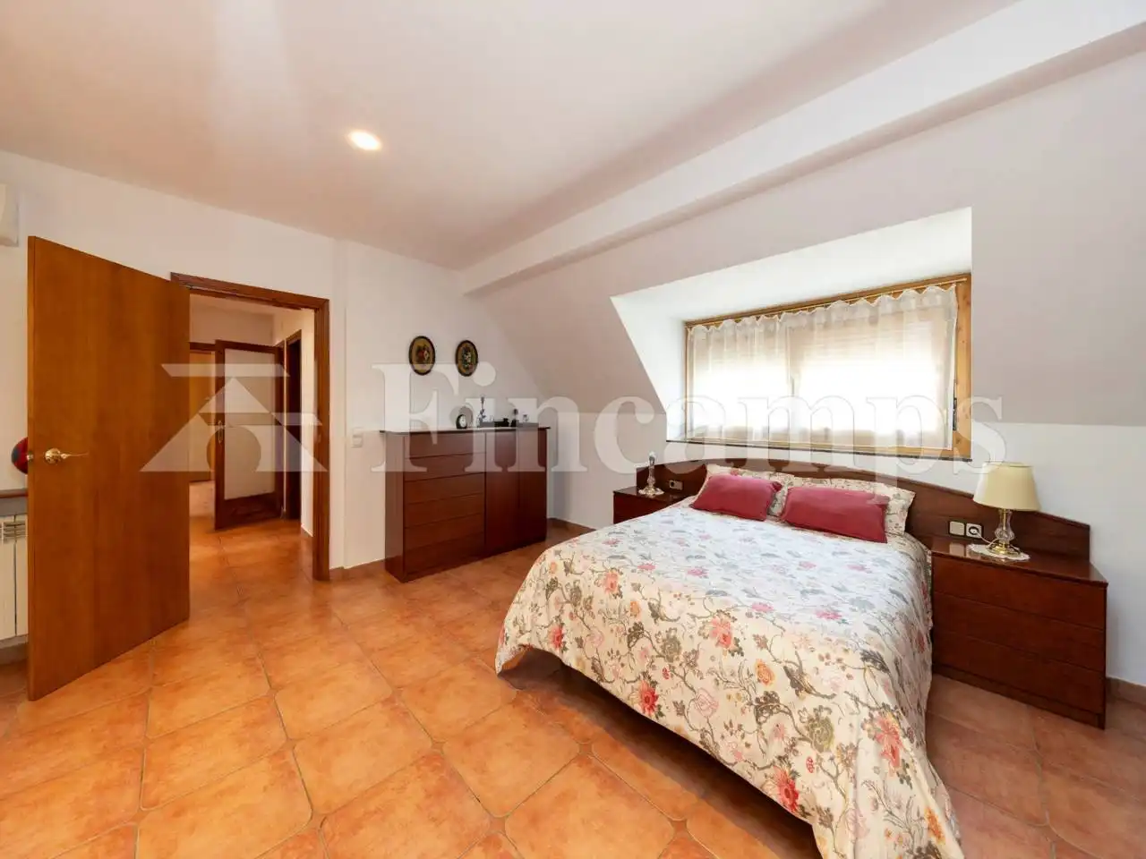 Schlafzimmer von Haus oder Chalet zum Verkauf in Cerdanyola del Vallès mit Klimaanlage, Heizung und Privatgarten