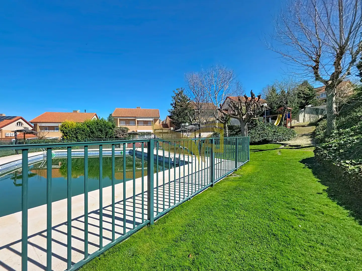 Piscina de Casa adosada en venta en Aranjuez con Aire acondicionado, Calefacción y Jardín privado