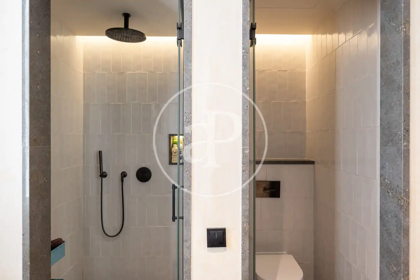 Badezimmer von Wohnung zum Verkauf in Barcelona mit Klimaanlage und Heizung