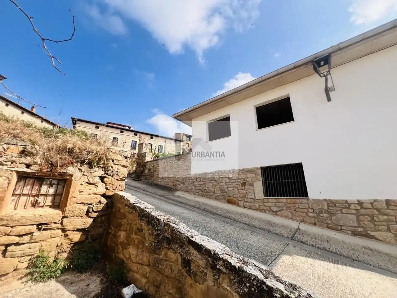 Außenansicht von Einfamilien-Reihenhaus zum Verkauf in Torres del Río mit Privatgarten