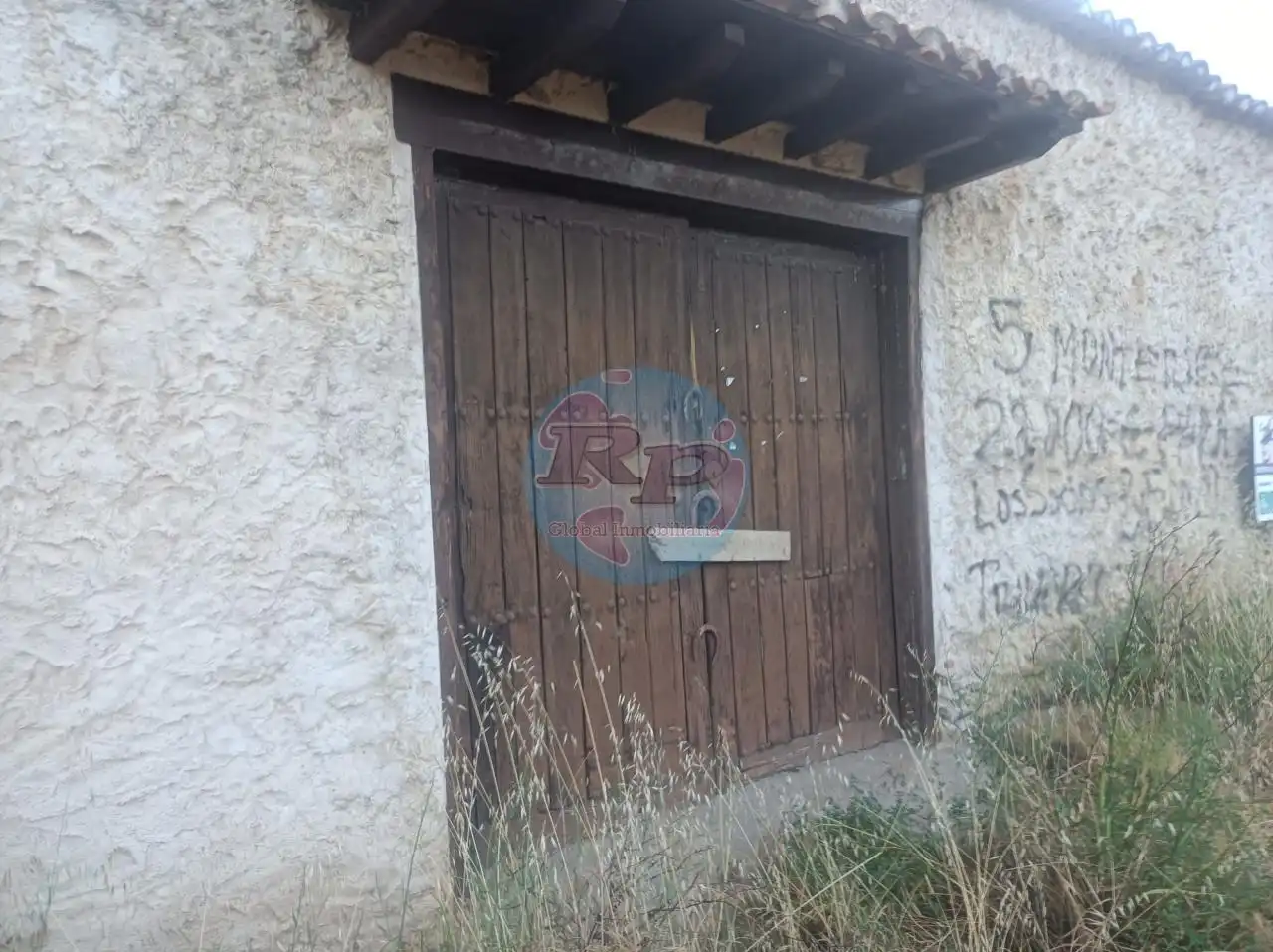 Vista exterior de Casa o xalet en venda en Alija del Infantado amb Jardí privat