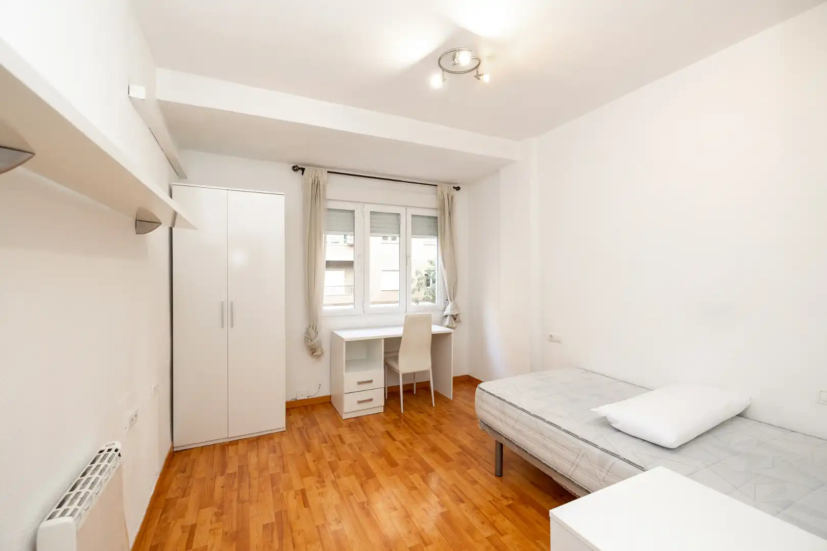 Habitación de Piso de alquiler en Granada con Aire acondicionado, Calefacción y Amueblado