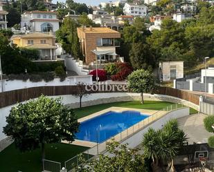 Vista exterior de Casa adosada de lloguer en Sitges amb Aire condicionat, Terrassa i Balcó