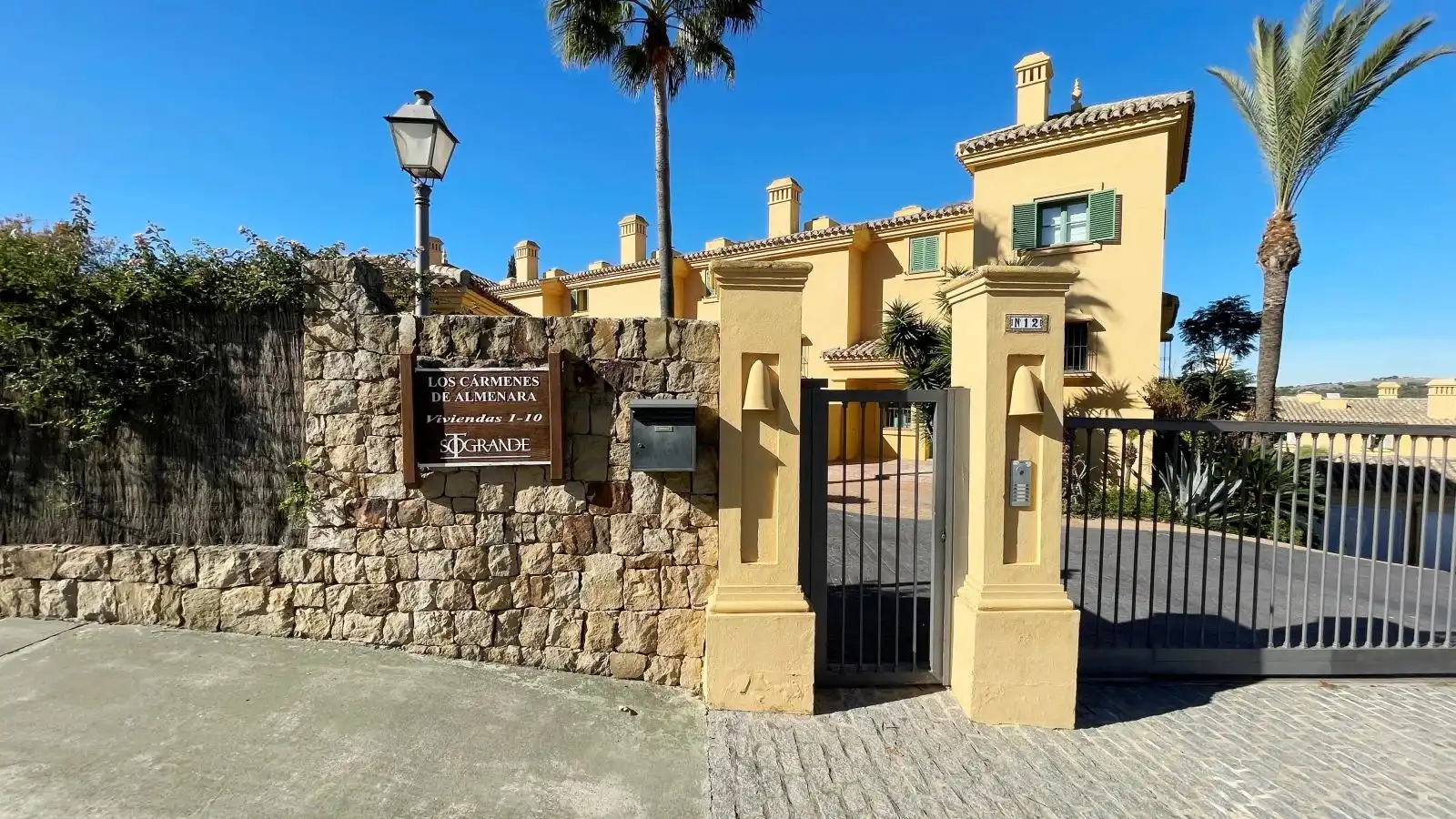 Vista exterior de Casa adosada en venda en Sotogrande amb Terrassa, Balcó i Piscina comunitària