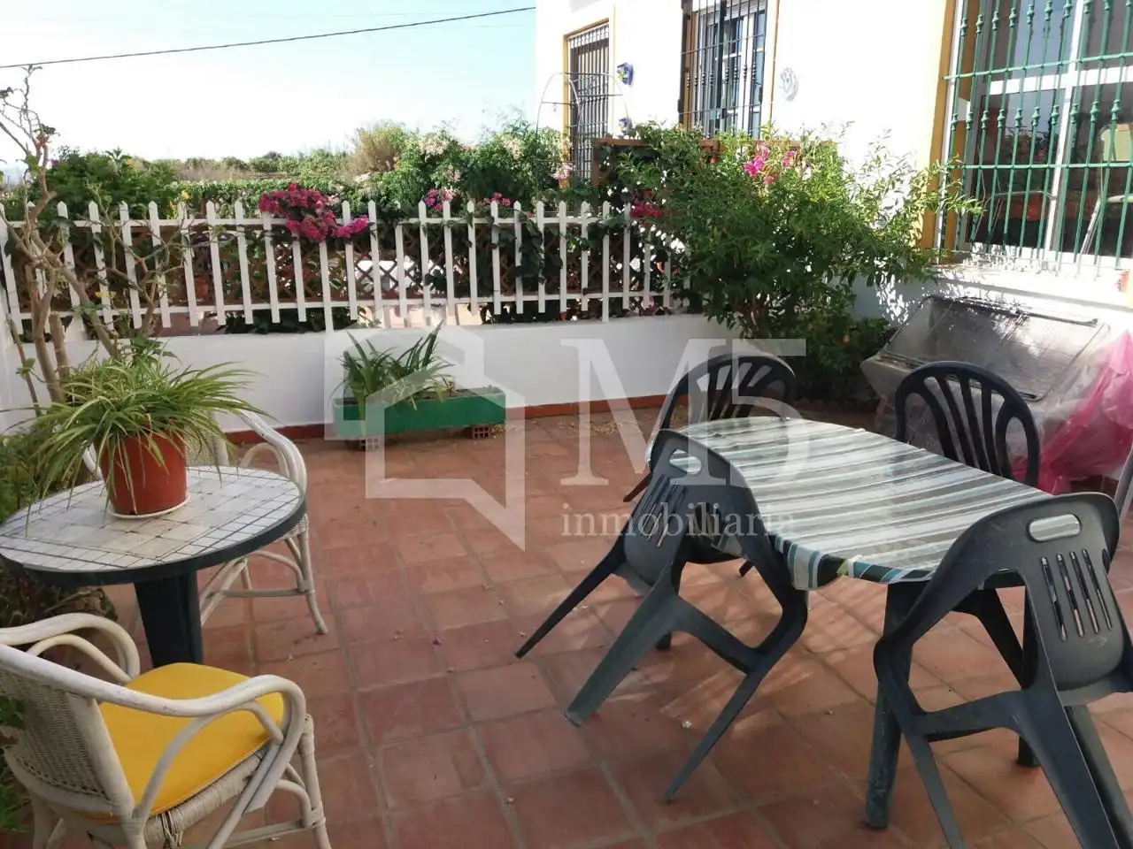 Terrasse von Einfamilien-Reihenhaus zum Verkauf in Algarrobo mit Möbliert
