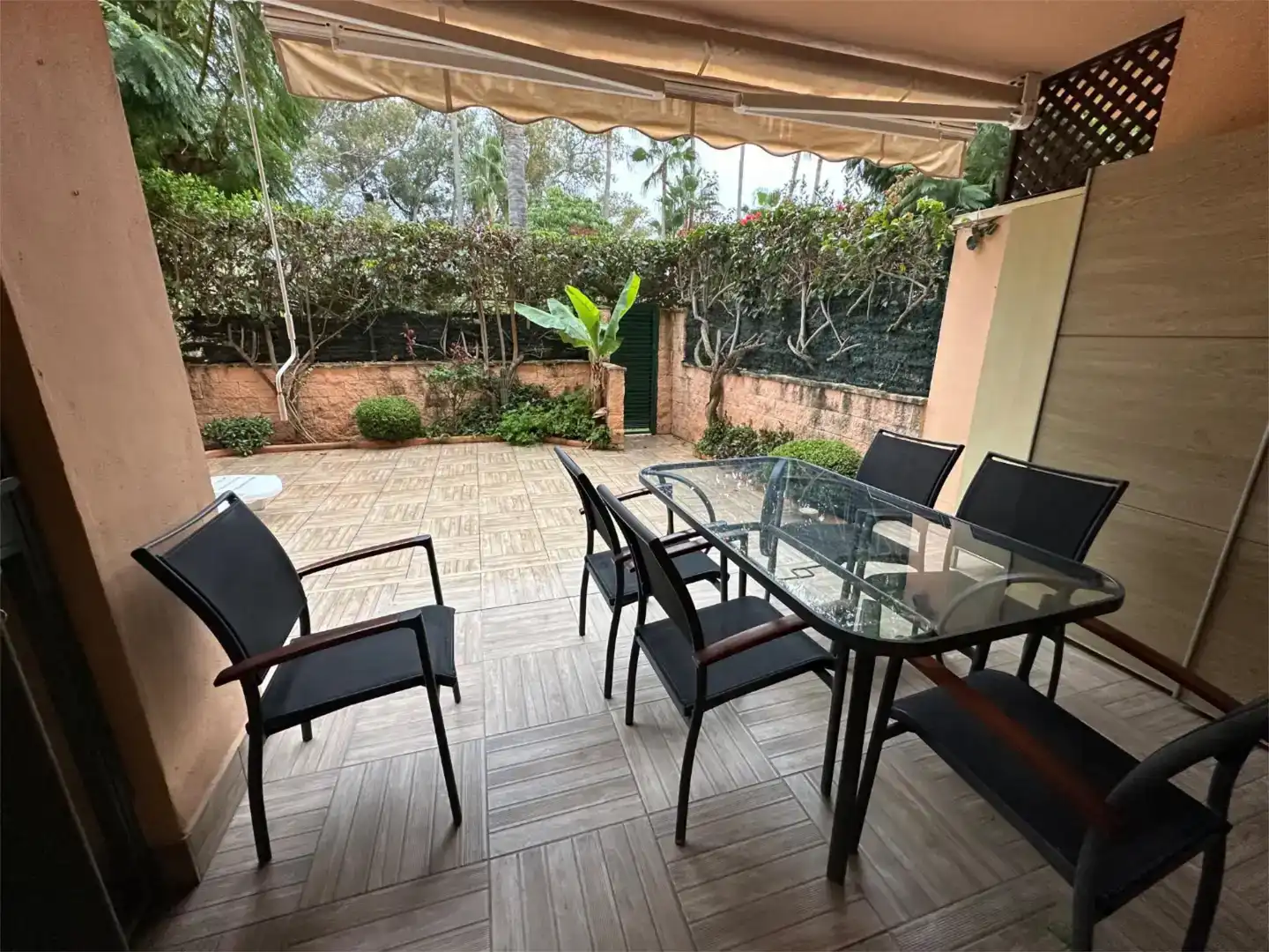 Terrassa de Pis de lloguer en Marbella amb Aire condicionat, Jardí privat i Piscina