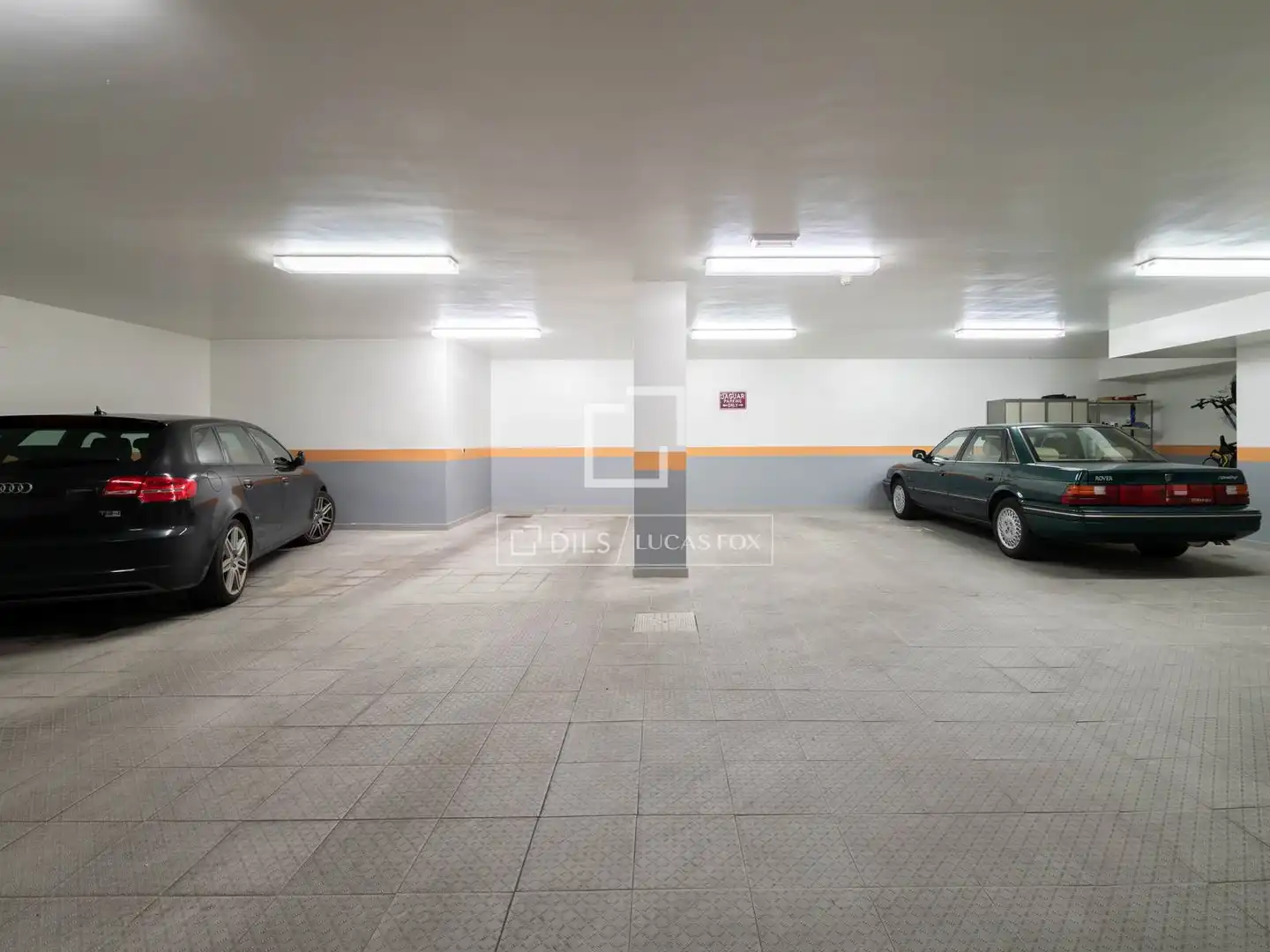 Aparcament de Casa o xalet en venda en Madrid amb Aire condicionat, Calefacció i Jardí privat