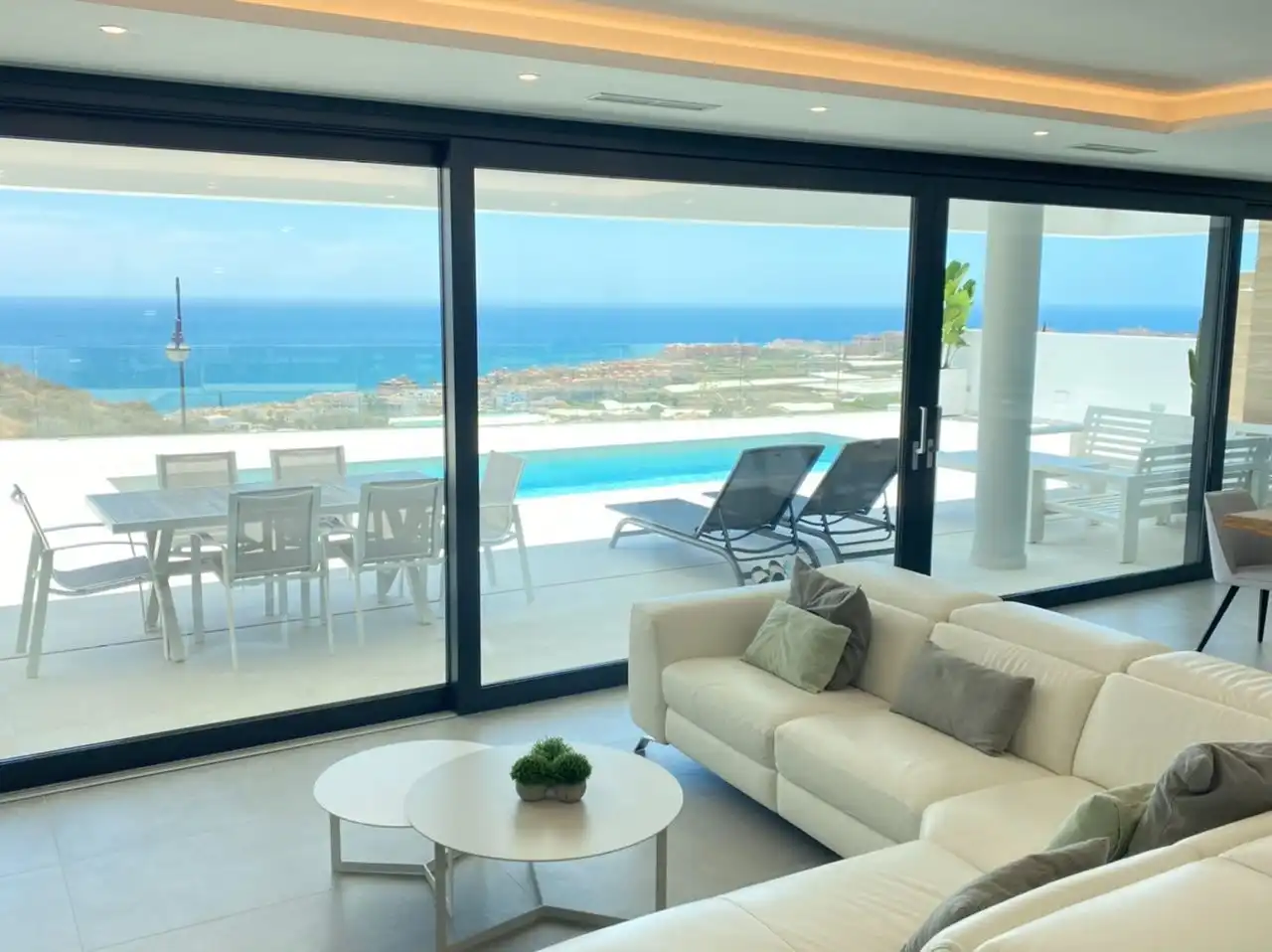 Sala d'estar de Casa o xalet en venda en Torrox amb Aire condicionat, Calefacció i Jardí privat