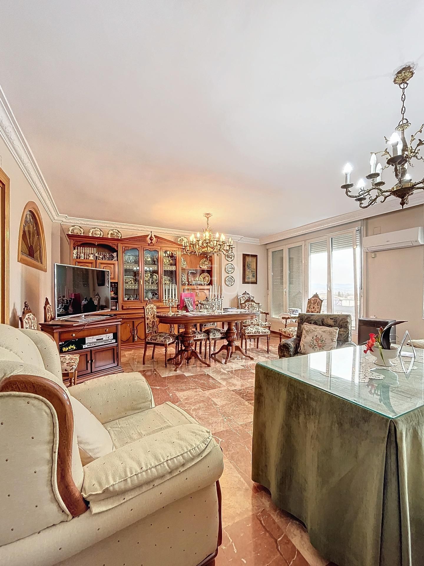 Menjador de Pis en venda en  Granada Capital amb Aire condicionat, Calefacció i Terrassa