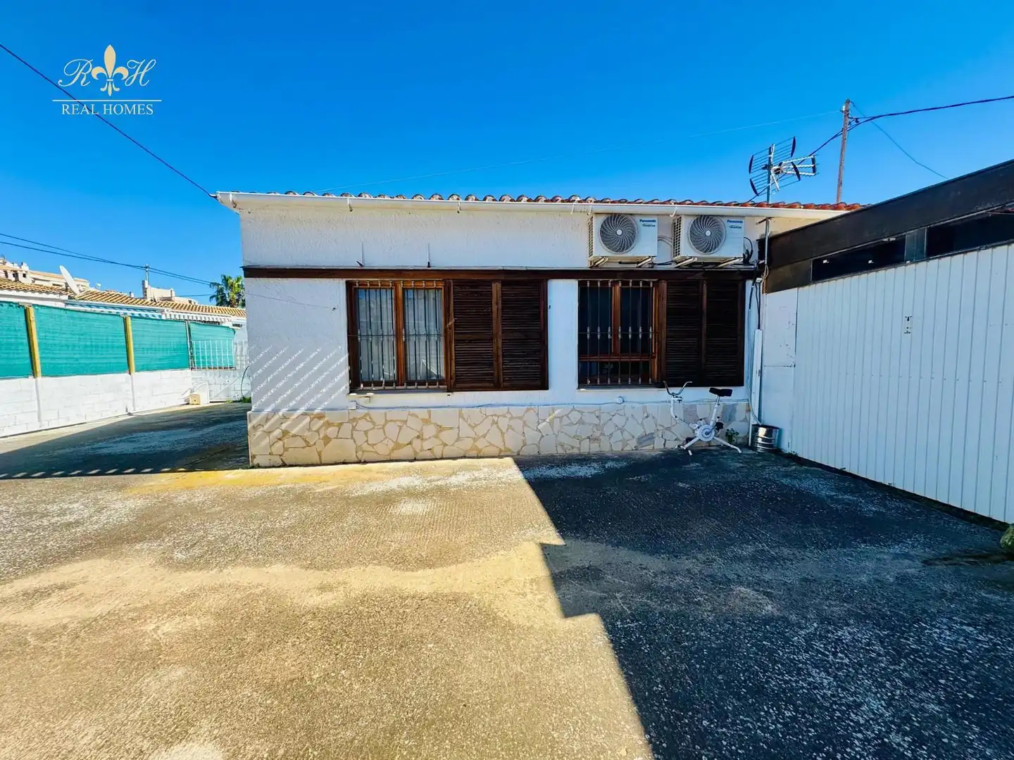 Exterior view of Houses for sale in Benidorm  with Air Conditioner, Terrace and Swimming Pool