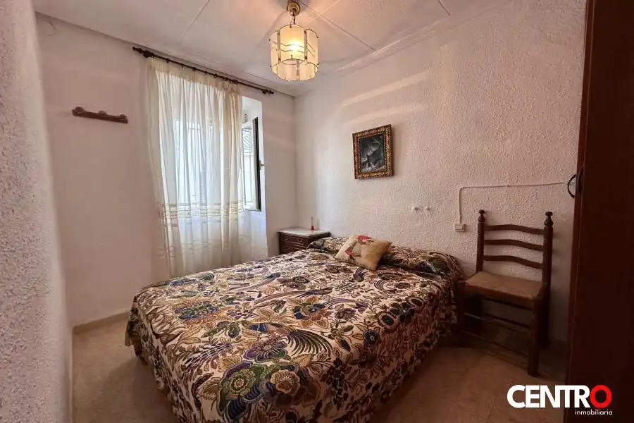 Dormitori de Casa o xalet en venda en Guadahortuna amb Jardí privat