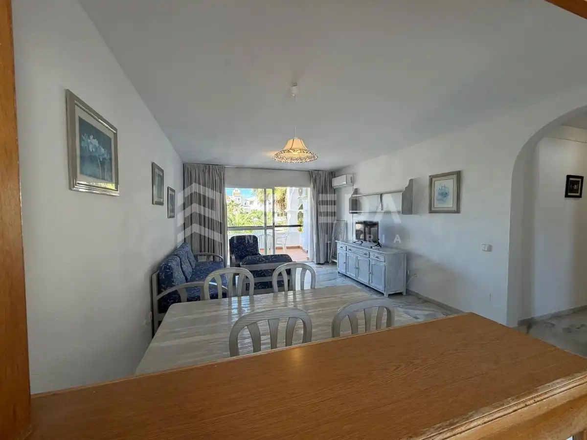 Wohnzimmer von Wohnungen zum Verkauf in Roquetas de Mar mit Klimaanlage, Privatgarten und Terrasse