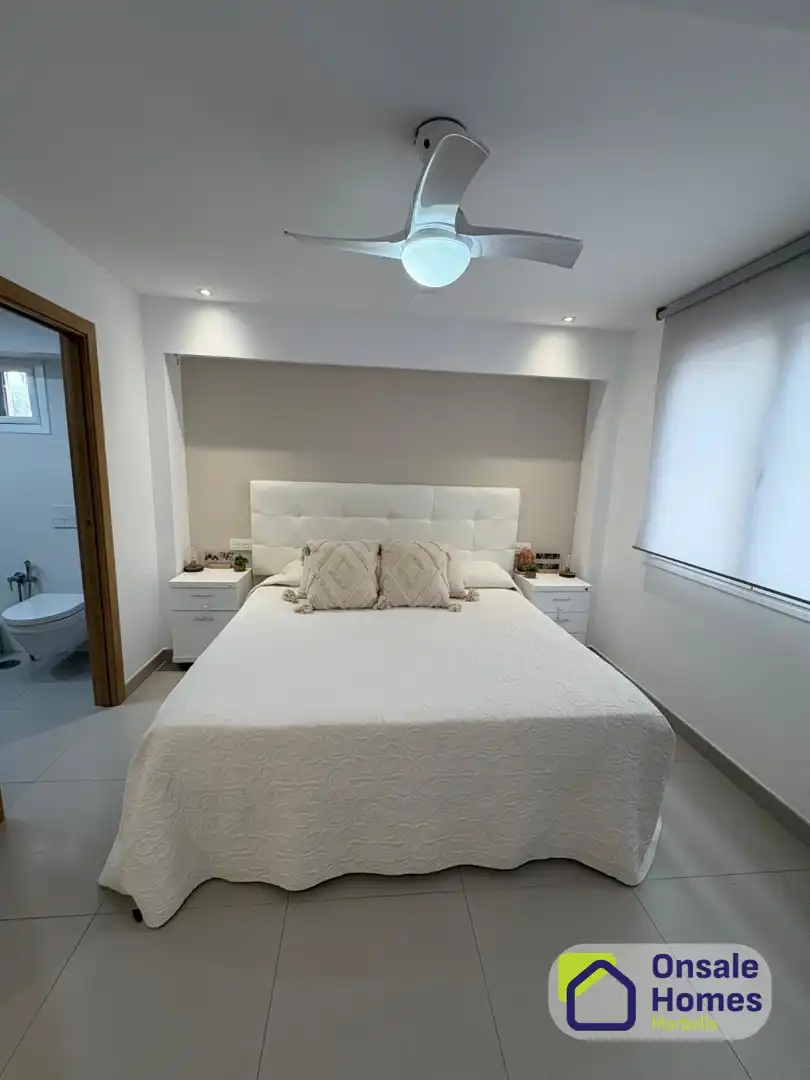 Bedroom of Flat for sale in Marbella  with Air Conditioner, Terrace and Furnished