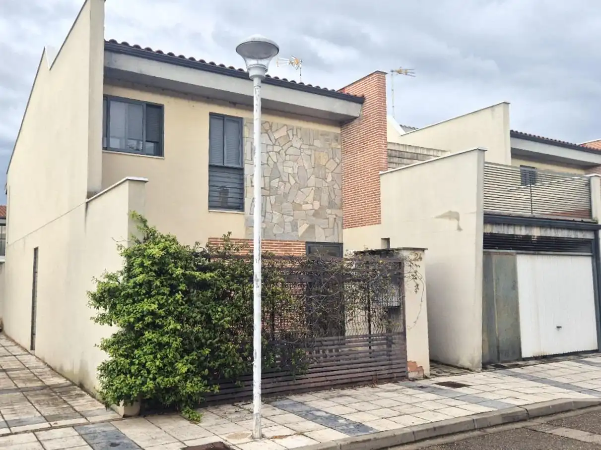 Vista exterior de Casa o xalet en venda en Cabezón de Pisuerga amb Jardí privat, Terrassa i Balcó