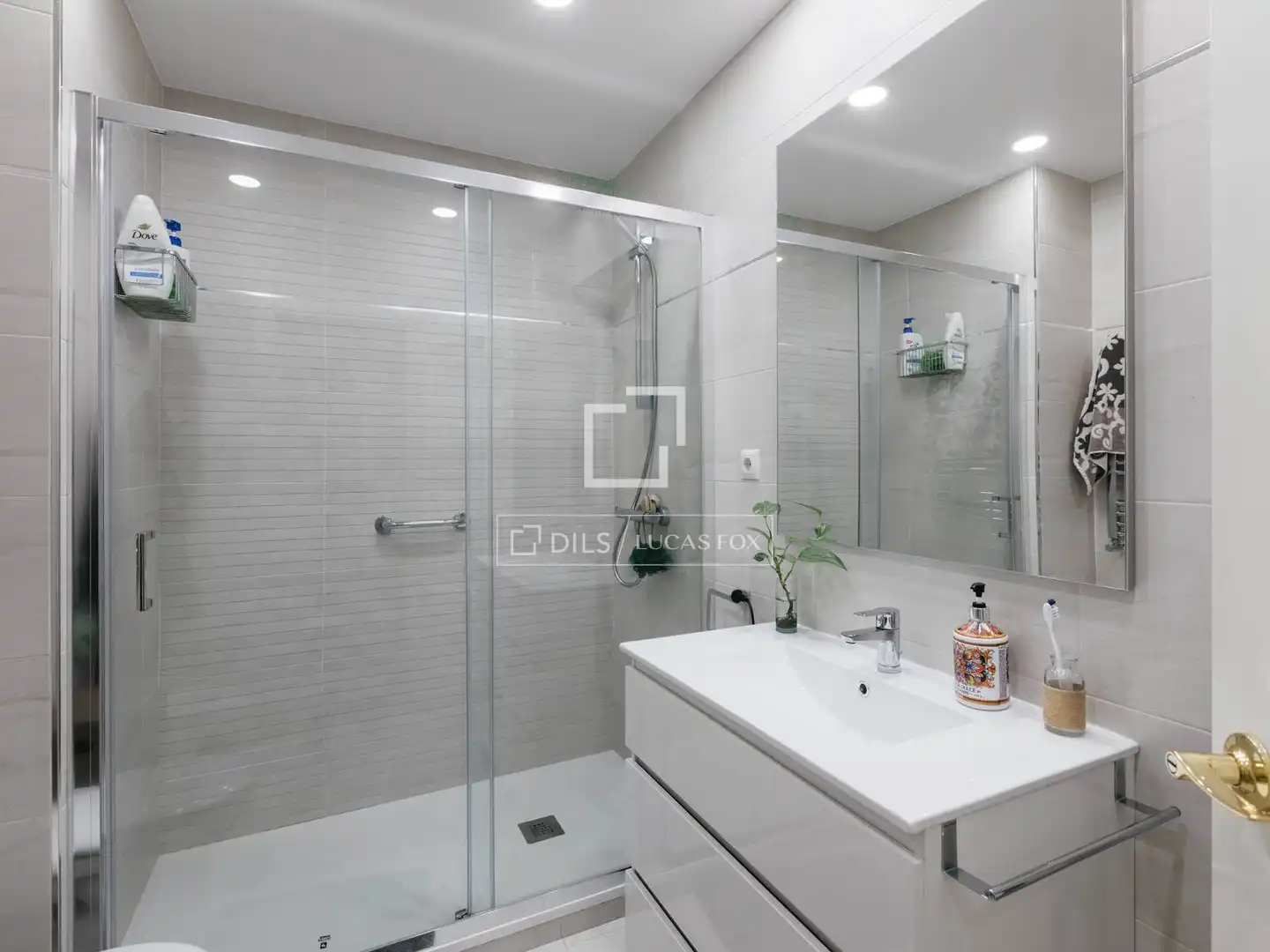 Bathroom of Flat for rent in Madrid  with Air Conditioner, Heating and Private garden