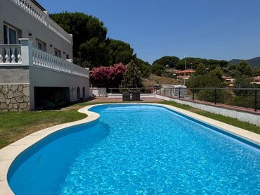 Xalet amb balcó en venda a Calella