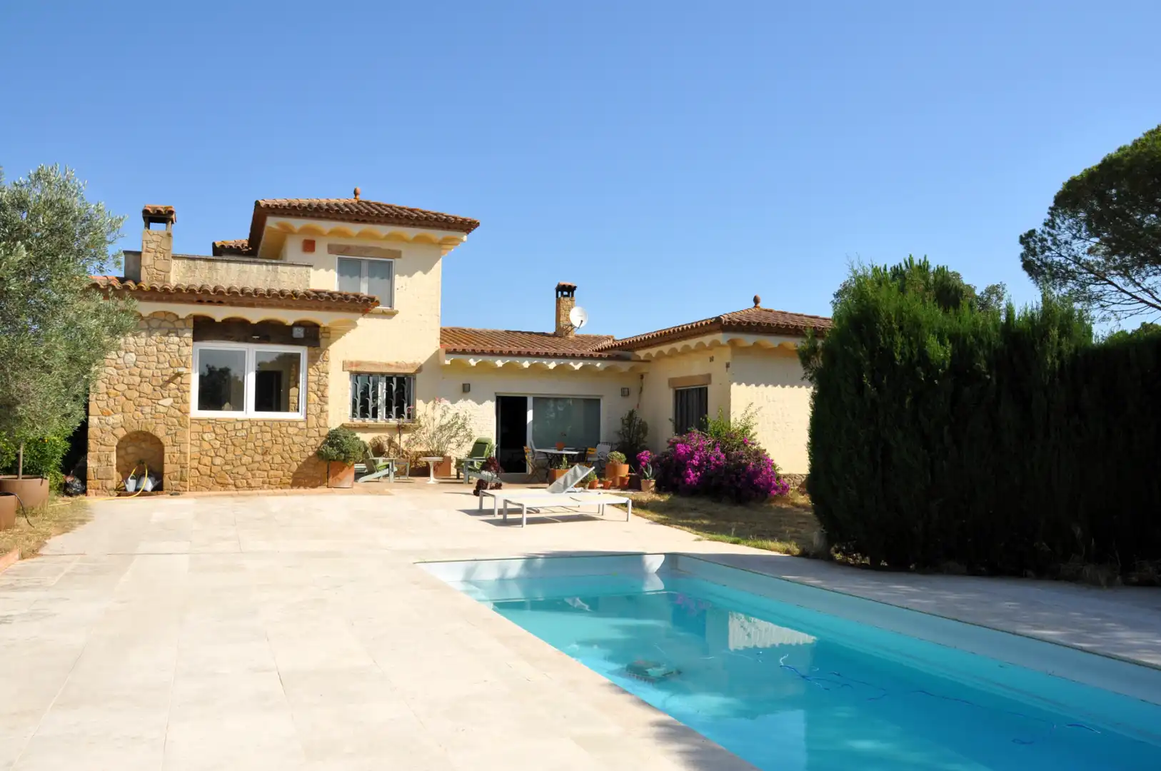 Vista exterior de Casa o chalet en venta en Garriguella con Aire acondicionado, Calefacción y Jardín privado
