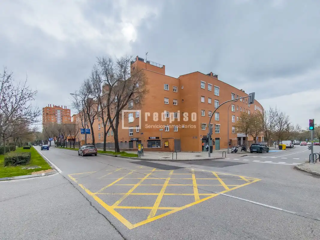 Vista exterior de Local en venta en Madrid