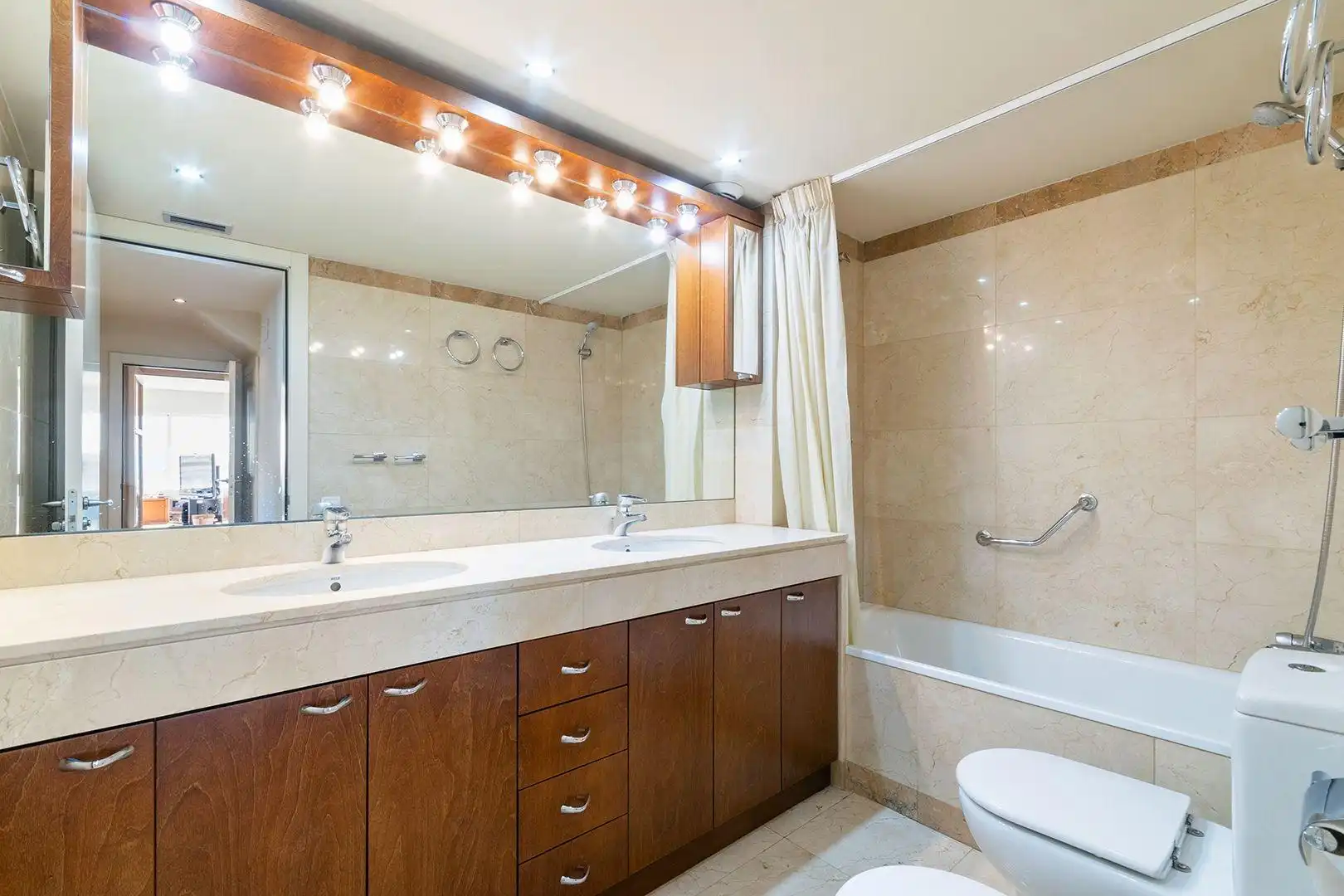 Badezimmer von Maisonette zum Verkauf in Barcelona mit Klimaanlage, Heizung und Privatgarten