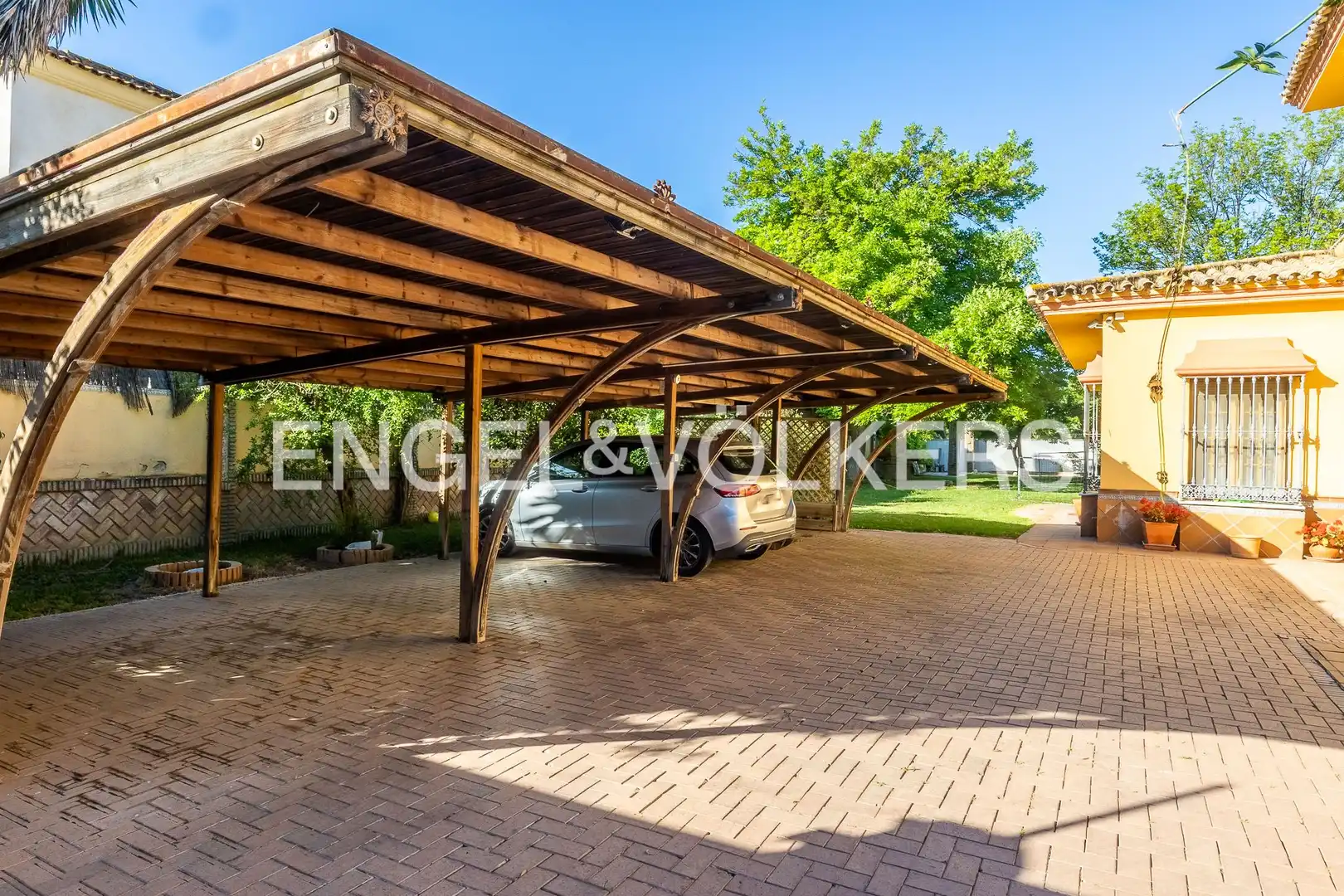 Parking of Houses for sale in Sevilla  with Air Conditioner, Heating and Private garden