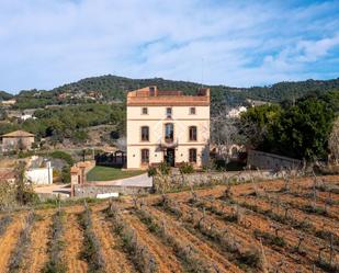 Vista exterior de Finca rústica en venda en Alella amb Calefacció, Jardí privat i Parquet