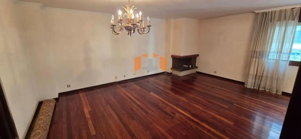 Sala de estar de Piso en venta en Vigo  con Calefacción, Parquet y Terraza